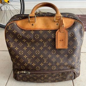 Vintage travel bag with shoe pocket under .